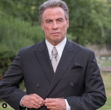 ジョン・トラボルタ 禿げ頭披露は「スキンヘッドの歌手に励ま