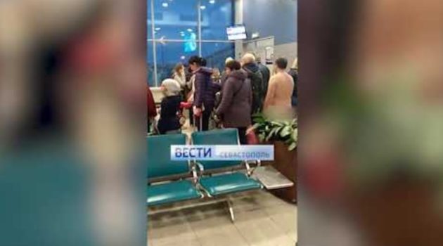 画像:2019/03/23に公開YouTube『Вести Севастополь-Голый мужчина беспрепятственно прошёл на рейс Москва-Крым』のサムネイル