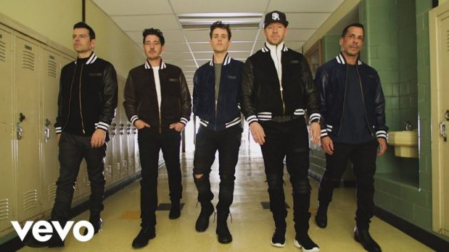 ボーイバンドの歴史をMVで紹介。〈YouTube-New Kids On The Block 『Boys In The Band (Boy Band Anthem)(Official Music Video) 』のサムネイル〉