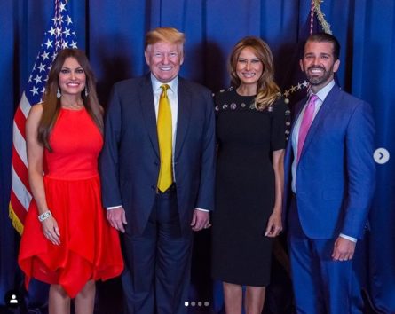 トランプ大統領夫妻(中央の2人)も息子の新恋人キンバリーさんを大歓迎