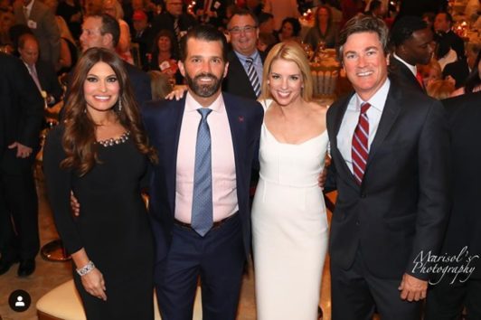 キンバリーさんにメロメロなトランプ・ジュニア(左の2人)