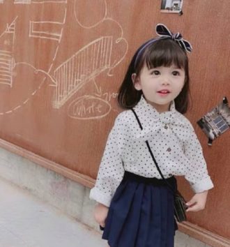 母に思いきり蹴られたモデル。(Picture: AsiaWire / Xiaoxi)