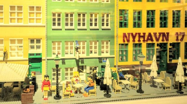 デンマーク・コペンハーゲンのLegoショップで(Photo by 佐藤めぐみ)