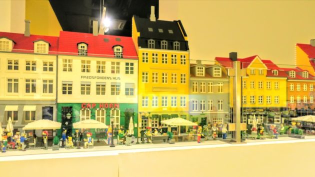 LEGO本店はとても大きく楽しい展示品がいっぱいでした(Photo by 朝比奈)
