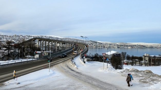 手前がノルウェー本土の北極教会側、あちらがトロムソ島側です(Photo by 朝比奈)