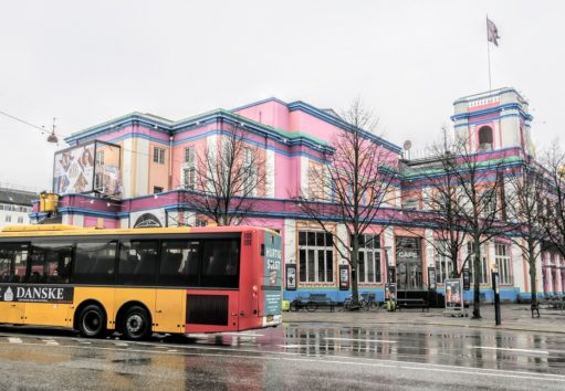 ベスタポート駅の周辺もメルヘンカラー(Photo by 朝比奈)