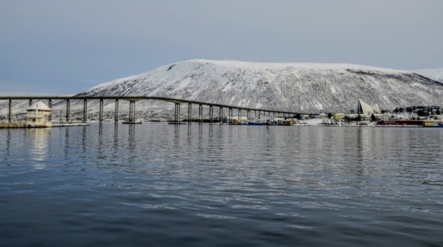 ノルウェー本土に続くトロムソ大橋(Photo by 朝比奈)