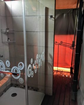 手前がシャワーブース、奥がトイレできれいな洋式トイレです(Photo by 朝比奈)