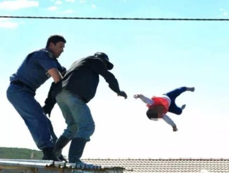 画像:『METRO』Dad who threw baby off roof in protest at shack demolition is spared jail(Photo:Facebook)