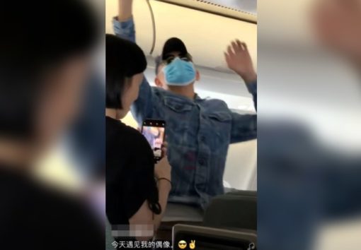 画像:『Asia One』Andy Lau surprises travellers flying in economy class