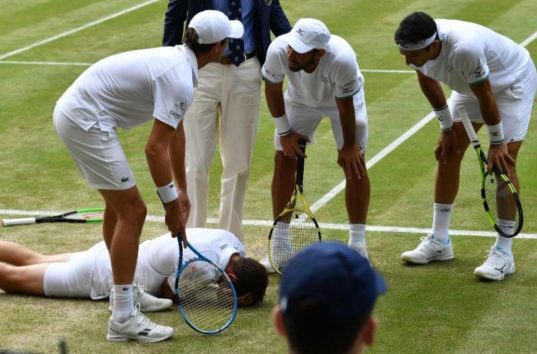 ボールが額に当たってコートに倒れるニコラ・マウー選手(© GLYN KIRK / AFP)