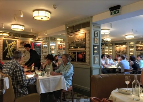 満員御礼のアイヴィー・カフェ(Photo by 朝比奈)