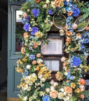 古いラケットを囲む花のこのカラーが素敵(Photo by 朝比奈)