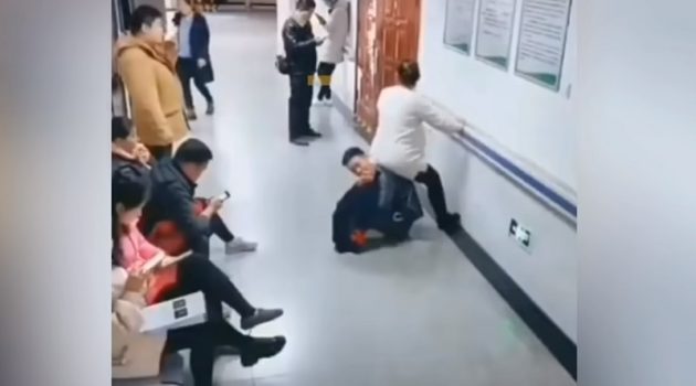 画像:2019/12/05に公開YouTube『South China Morning Post-Chinese man becomes ‘human chair’ for pregnant wife』のサムネイル