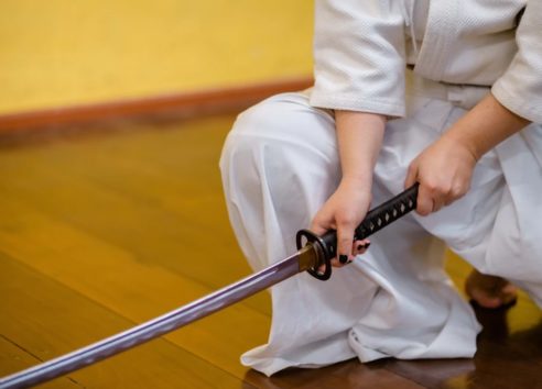 妻に「刀で果たし合いを」と提案した夫(画像はイメージです)