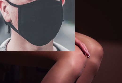 マスクにストッキングを重ねてみると…(画像:Norbert Kundrak on Unsplash)