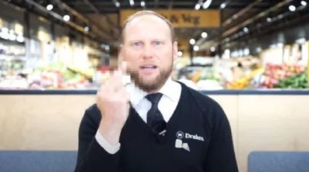 (思わず中指を立てた店長)