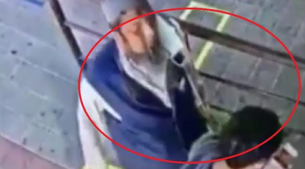 (まさにツバを吐きかける寸前の男…)