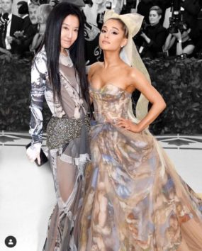 アリアナ・グランデと並ぶヴェラ・ウォン(画像はInstagramのスクリーンショット)