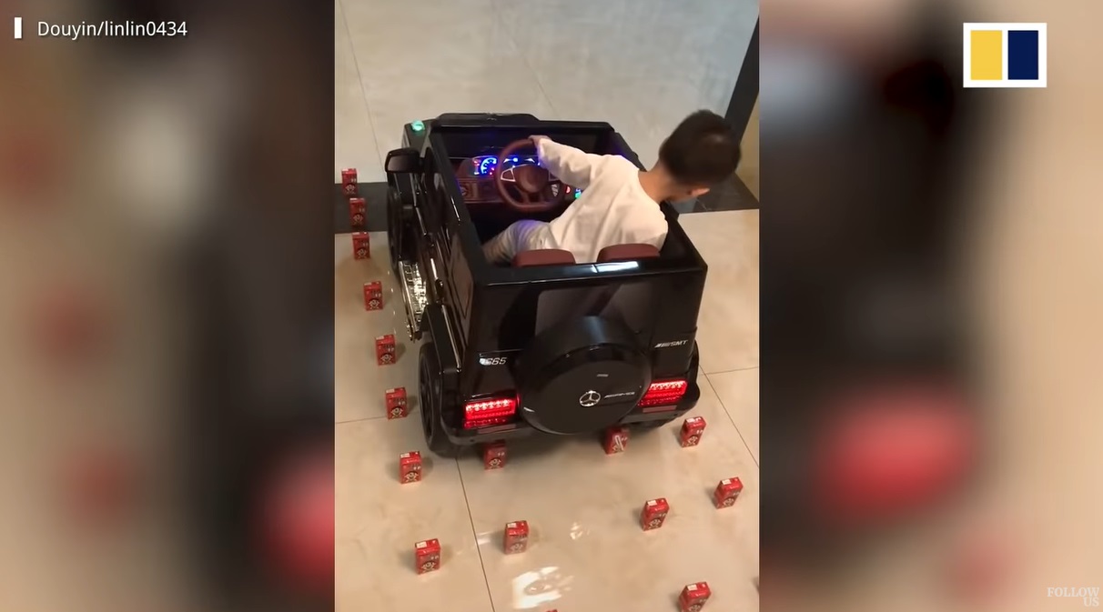 画像:YouTube『South China Morning Post /5-year-old boy becomes online sensation for his “driving” skills』
