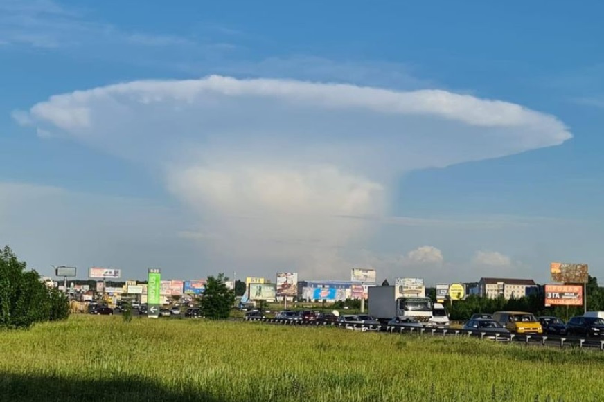ウクライナ上空に不気味なキノコ雲 画像:@MNS.GOV.UA