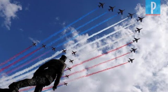 シャルル・ド・ゴール像の上空で見事な編隊飛行(画像はYouTubeのサムネイル)