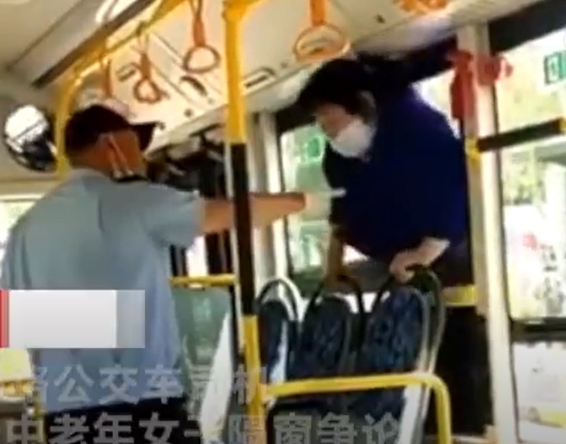 「お客さん、ダメだよ!」も聞く耳持たず…。(画像はYouTubeのスクリーンショット)