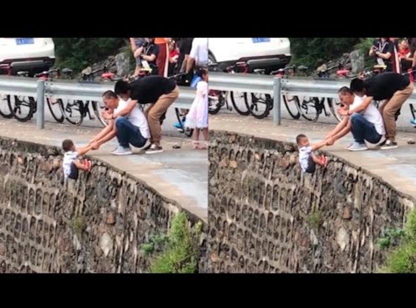 スリル動画を撮影するため、我が子にここまでの危険を強いるとは…!(画像はYouTubeのサムネイル)
