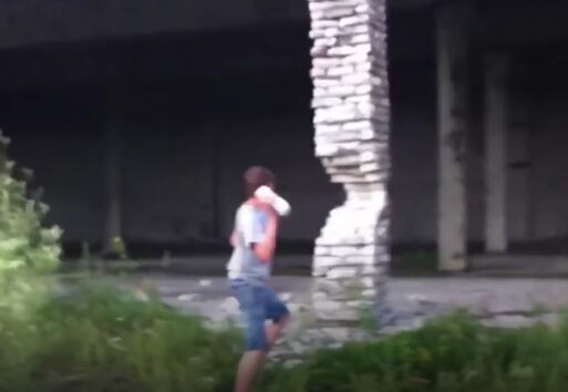 ＜海外バイラル動画＞廃墟の柱で「ジェンガ」遊びをした少年　危機一髪で圧死を逃れる