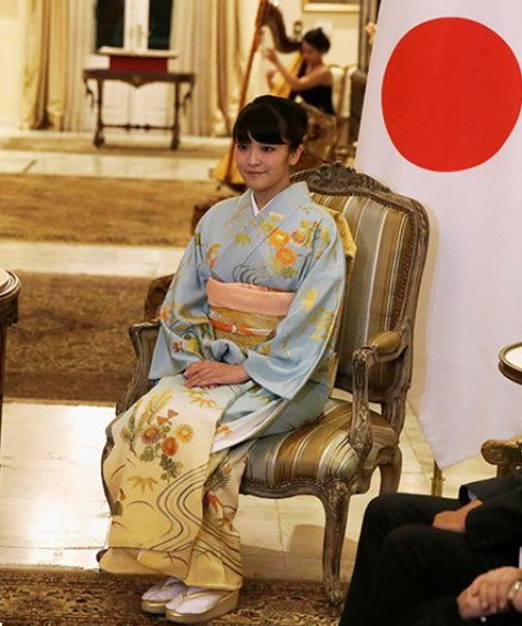 左右の袖を下腹部の前で握るのは、どうみてもお行儀が…(画像はインターネットから拾ったもの)