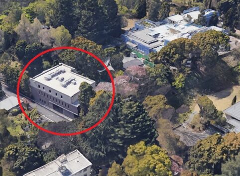 赤い丸で囲んだのが娘のために建てたと考えられる御仮寓所。右奥が秋篠宮ご夫妻と悠仁さまが暮らす宮邸（画像は『Google 3D』のスクリーンショット）