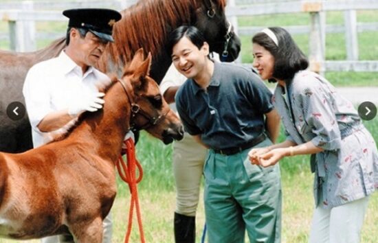 雅子さまは結婚前から馬にアレルギーがと報じられたが、ネット上にはこんな写真も出回っている
