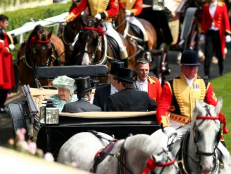 エリザベス女王は馬を、競馬をこよなく愛したそうだ（画像は『CNN』のスクリーンショット）