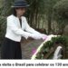 献花はあらかじめしてあった（画像は『YouTube』のスクリーンショット）
